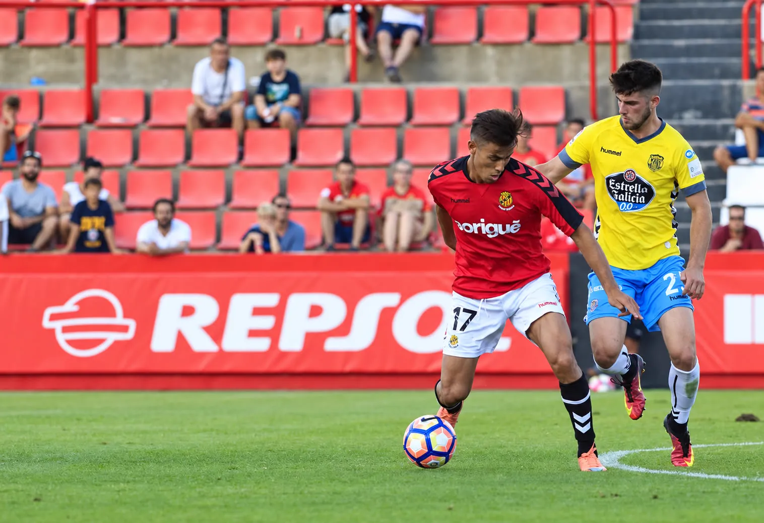 Moha regatea con la camiseta del Gimnàstic de Tarragona